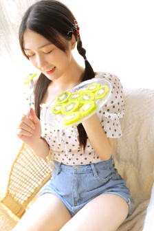 年轻妈妈遮肉上衣